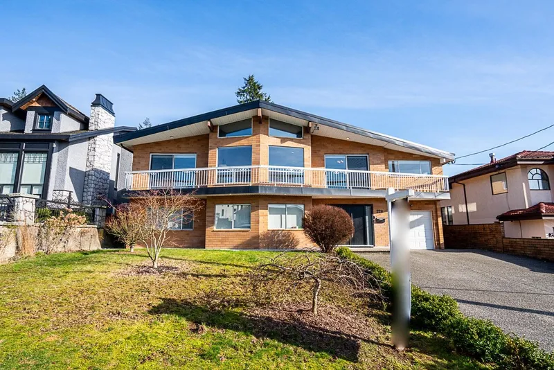 220 N GROSVENOR AVENUE - photo 1 of 25