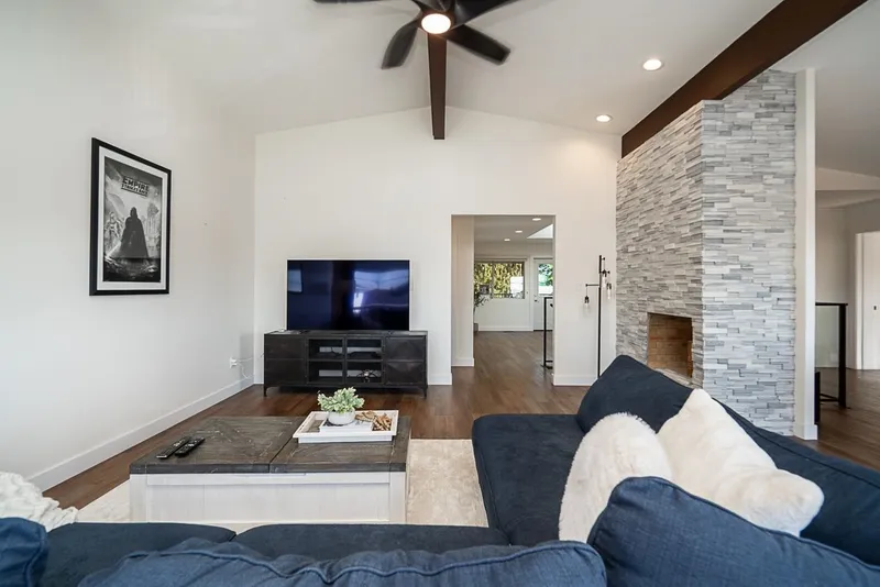 220 N GROSVENOR AVENUE - photo 4 of 25