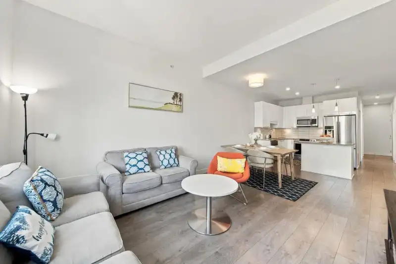 517 20696 EASTLEIGH CRESCENT - photo 1 of 15