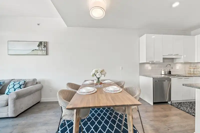 517 20696 EASTLEIGH CRESCENT - photo 3 of 15