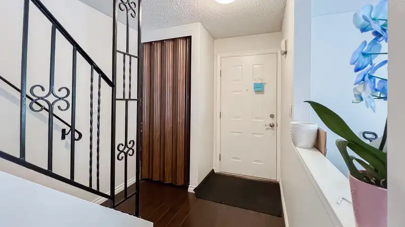 72 9374 122 STREET - photo 4 of 36