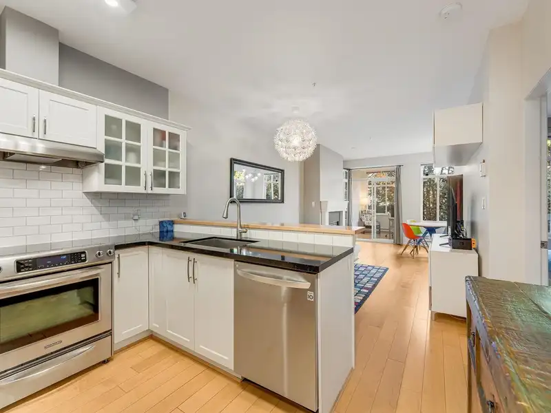 210 1675 W 10TH AVENUE - photo 4 of 21