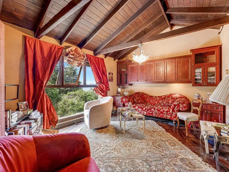 35 LIONS BAY AVENUE - photo 3 of 25