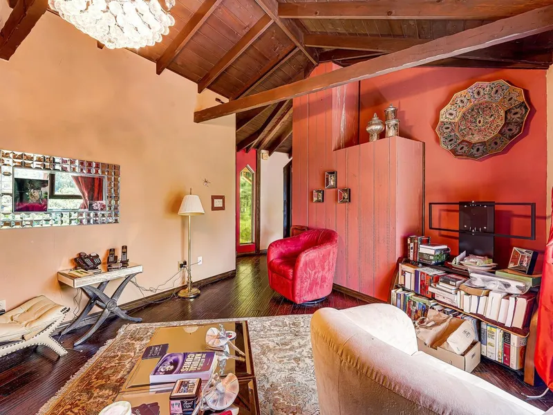 35 LIONS BAY AVENUE - photo 4 of 25