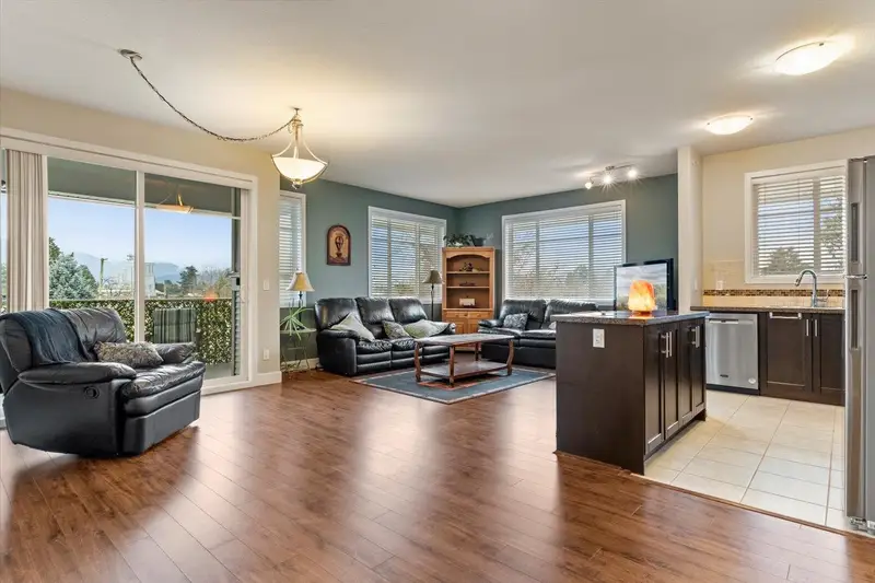 217 46262 FIRST AVENUE - photo 4 of 25