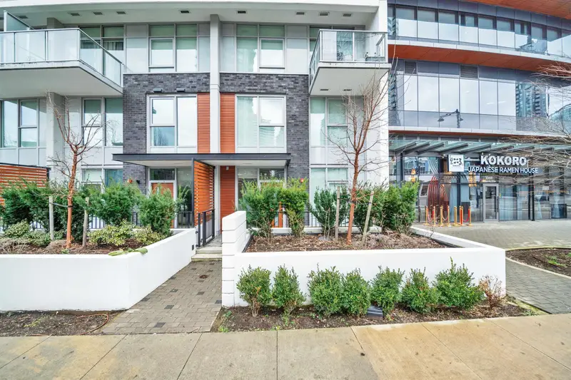 TH1 10448 UNIVERSITY DRIVE - photo 2 of 25