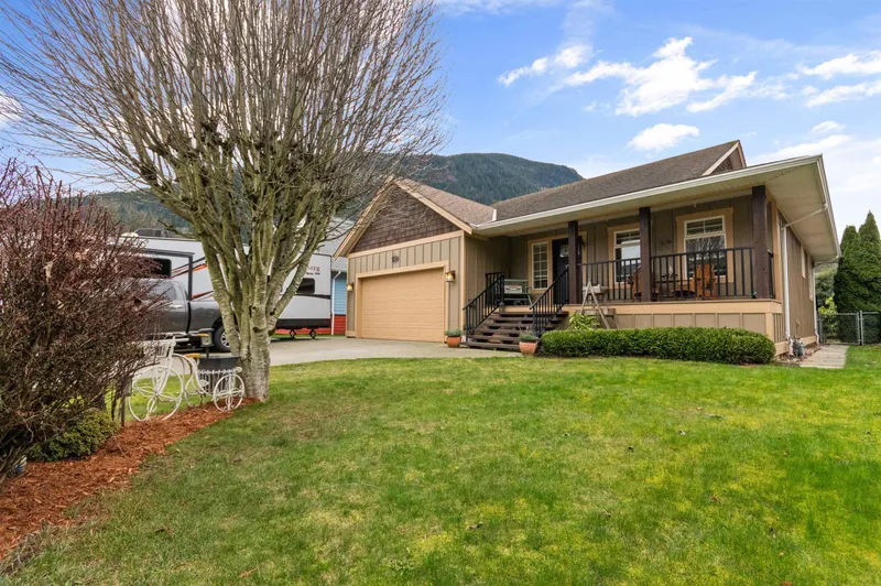 246 BALSAM AVENUE - photo 3 of 25