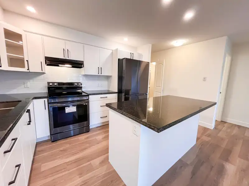303 19730 56 AVENUE - photo 2 of 17