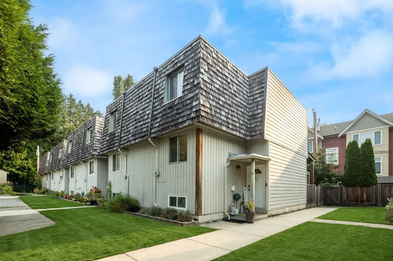 24 11735 89A AVENUE - photo 1 of 25