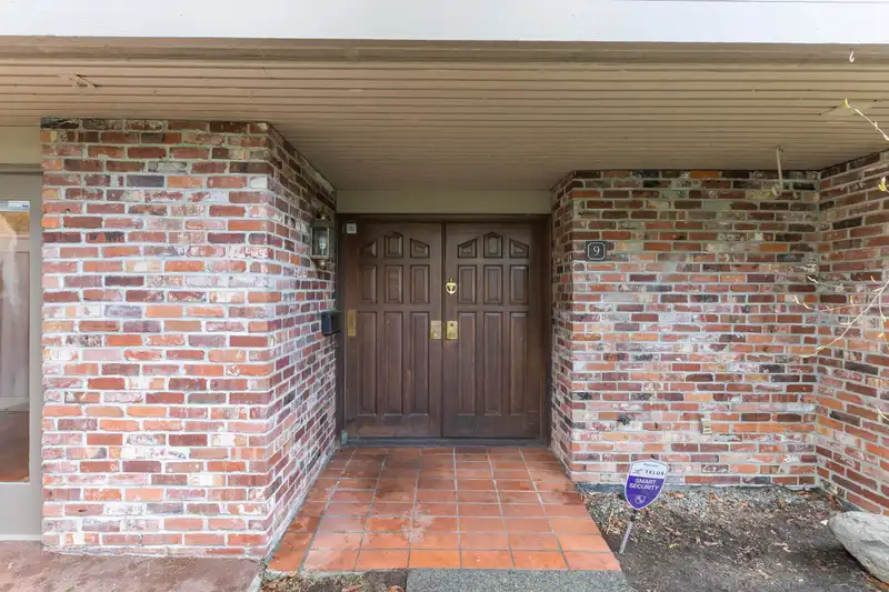 9 4900 CARTIER STREET - photo 3 of 40