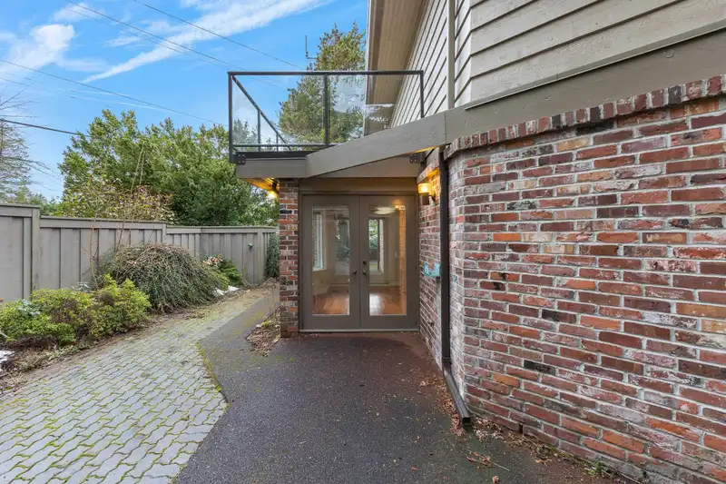 9 4900 CARTIER STREET - photo 4 of 40