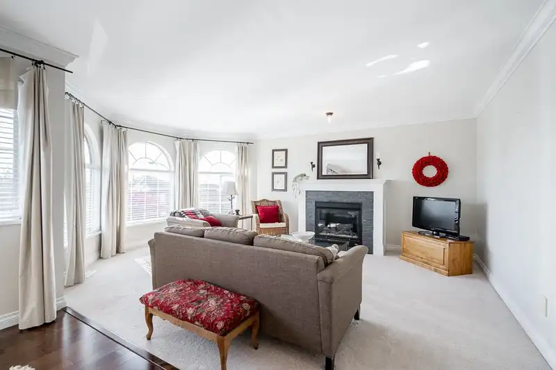 6031 189A STREET - photo 3 of 21