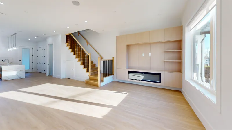 2825 DUNDAS STREET - photo 2 of 17