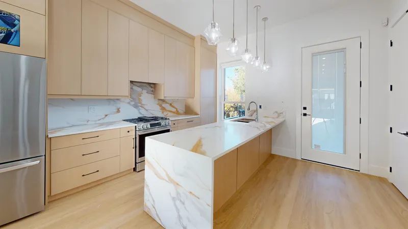 2825 DUNDAS STREET - photo 4 of 17