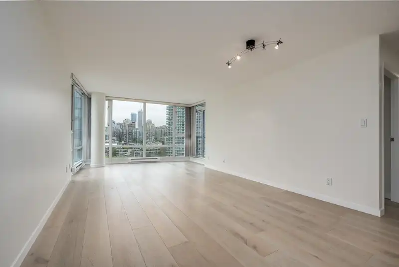1808 1033 MARINASIDE CRESCENT - photo 3 of 28