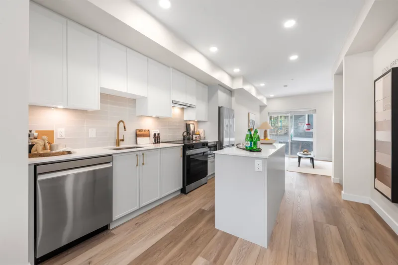 4 728 LEA AVENUE - photo 1 of 25