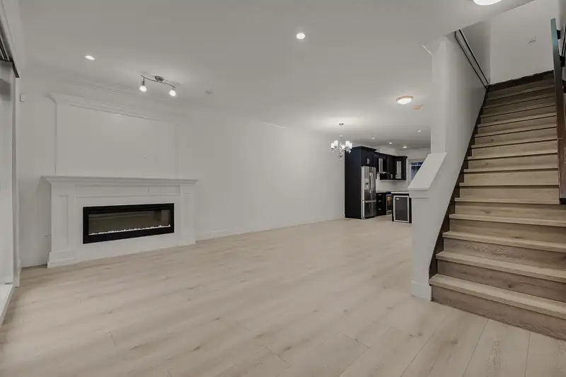 45 14285 64 AVENUE - photo 4 of 35