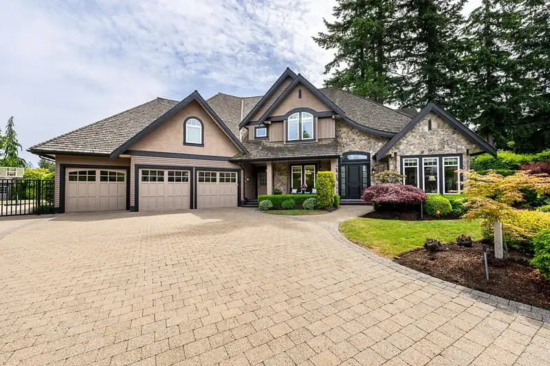 13385 23 AVENUE - photo 2 of 40