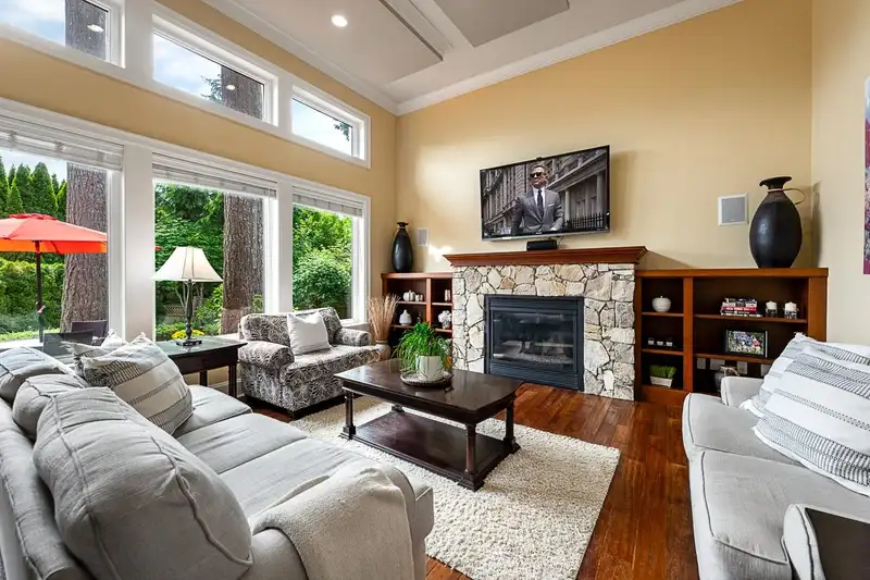 13385 23 AVENUE - photo 4 of 40