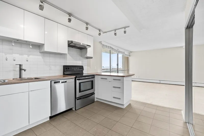 1610 2016 FULLERTON AVENUE - photo 1 of 25