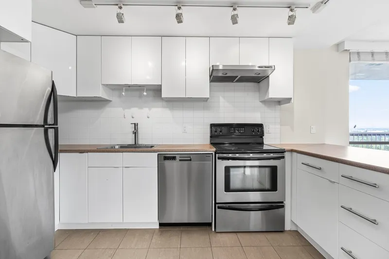 1610 2016 FULLERTON AVENUE - photo 2 of 25