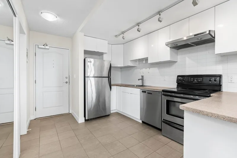 1610 2016 FULLERTON AVENUE - photo 3 of 25