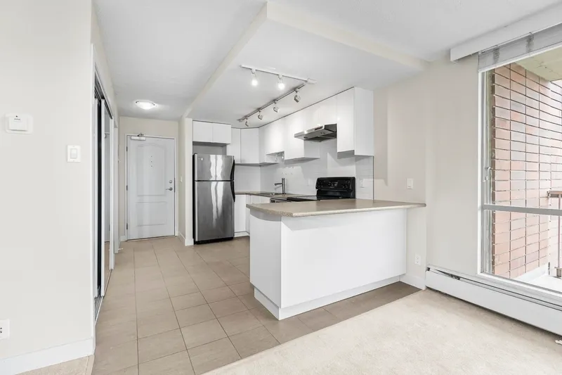 1610 2016 FULLERTON AVENUE - photo 4 of 25