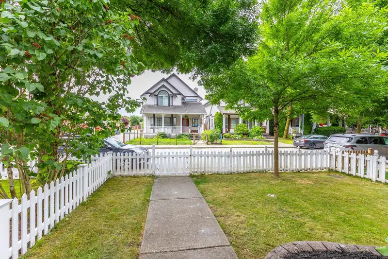 18485 66 AVENUE - photo 4 of 38