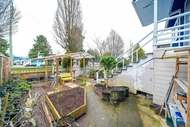 3134 E 1ST AVENUE - photo 4 of 25