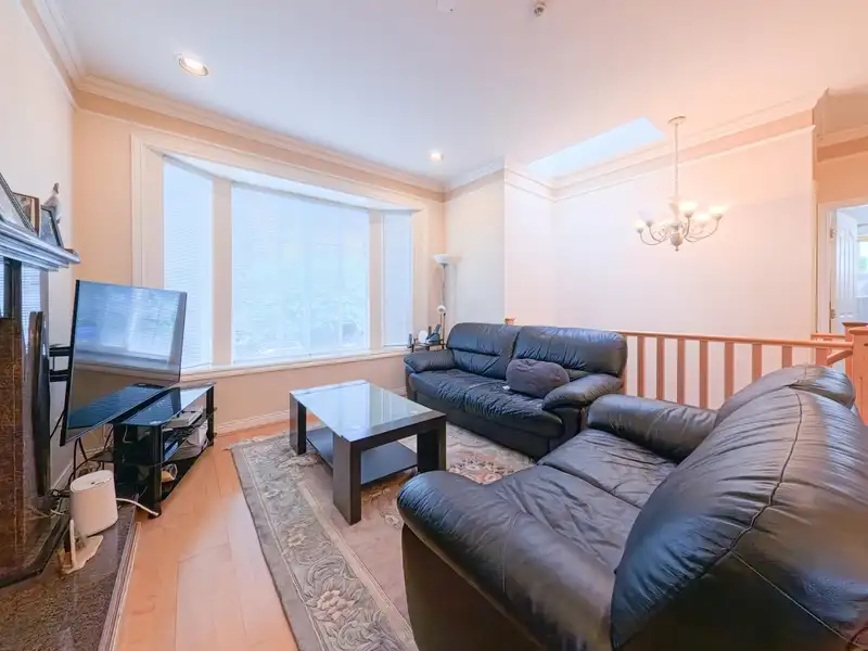 552 E 50TH AVENUE - photo 4 of 28