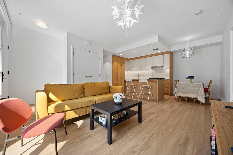 611 6085 IRMIN STREET - photo 2 of 20