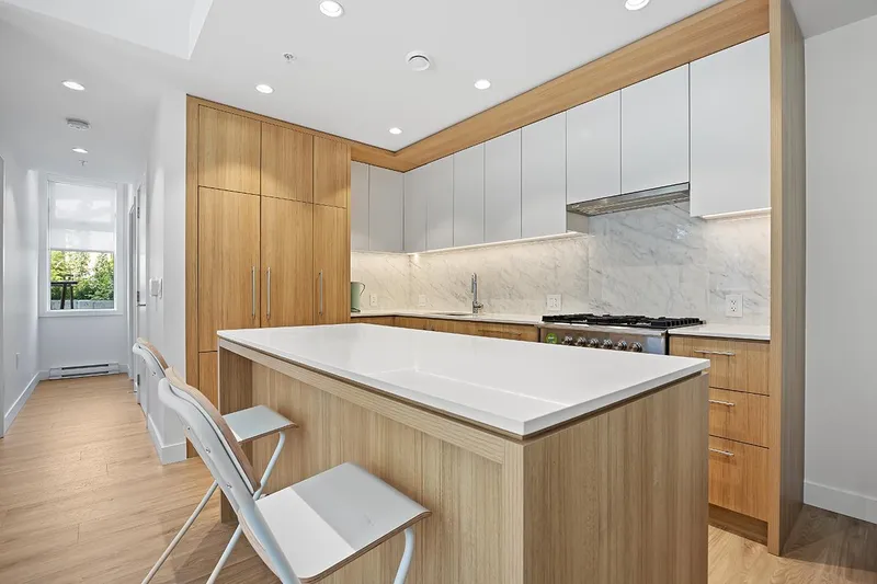 611 6085 IRMIN STREET - photo 4 of 20