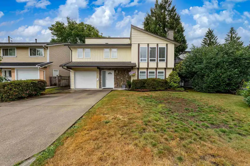 2164 LAURIER AVENUE - photo 1 of 29