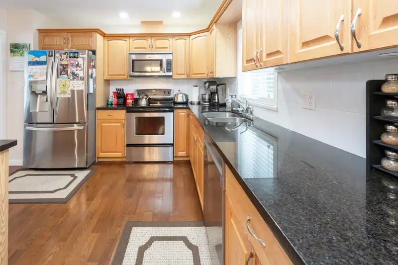 2164 LAURIER AVENUE - photo 2 of 29
