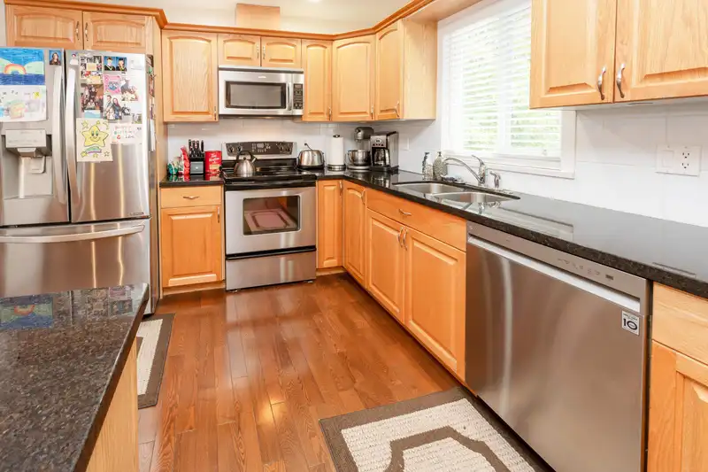2164 LAURIER AVENUE - photo 3 of 29