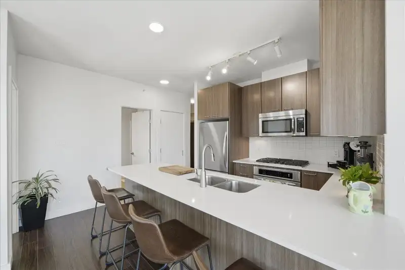 802 2789 SHAUGHNESSY STREET - photo 3 of 40
