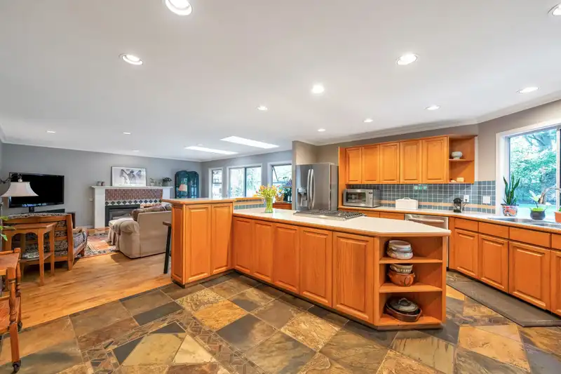 13095 21A AVENUE - photo 4 of 34