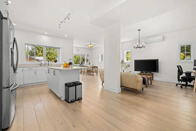 1096 FOXGLOVE LANE - photo 3 of 25