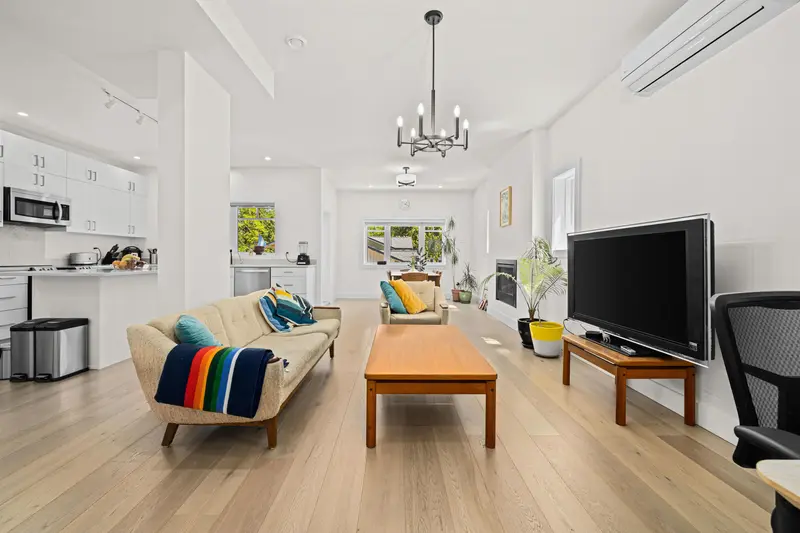 1096 FOXGLOVE LANE - photo 4 of 25