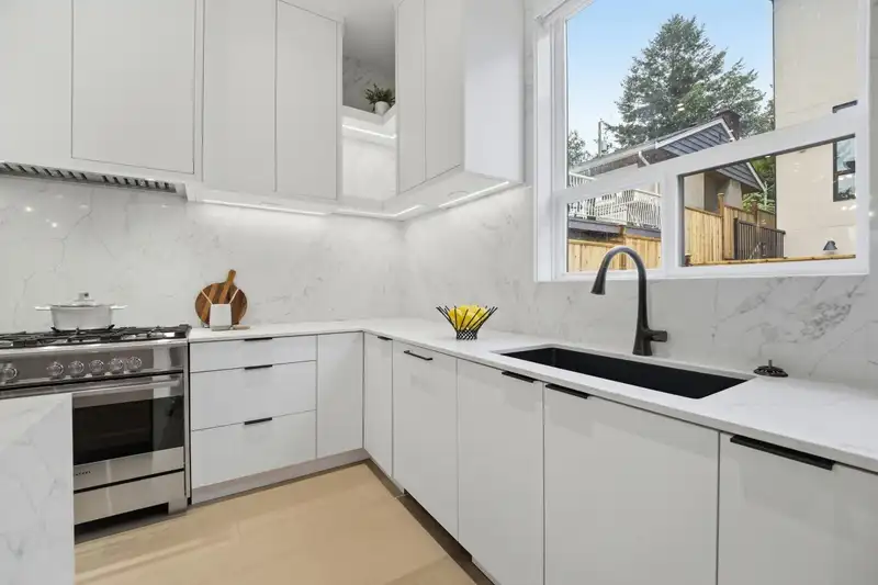 4 6070 ELGIN AVENUE - photo 3 of 26
