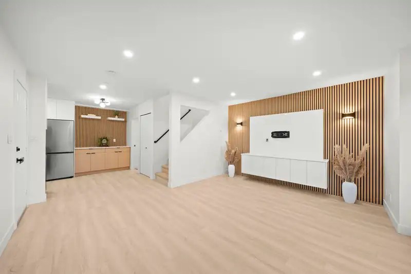 970 HOWIE AVENUE - photo 2 of 33