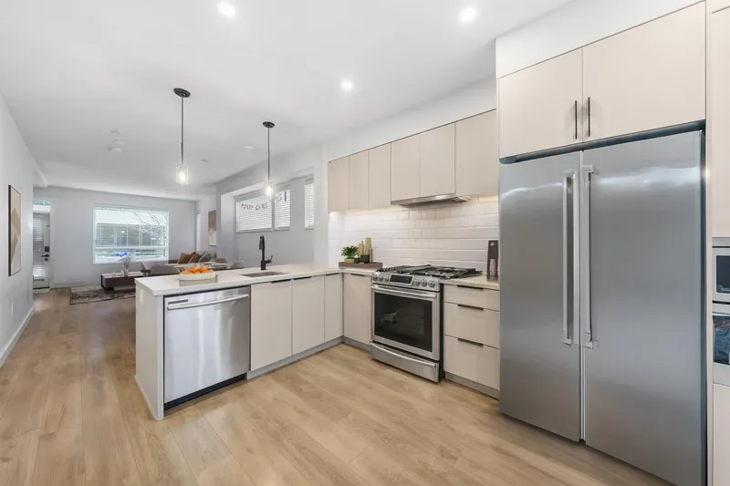 601 3021 ST GEORGE STREET - photo 1 of 11