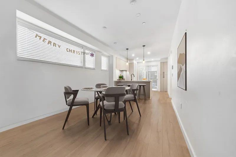 601 3021 ST GEORGE STREET - photo 3 of 11