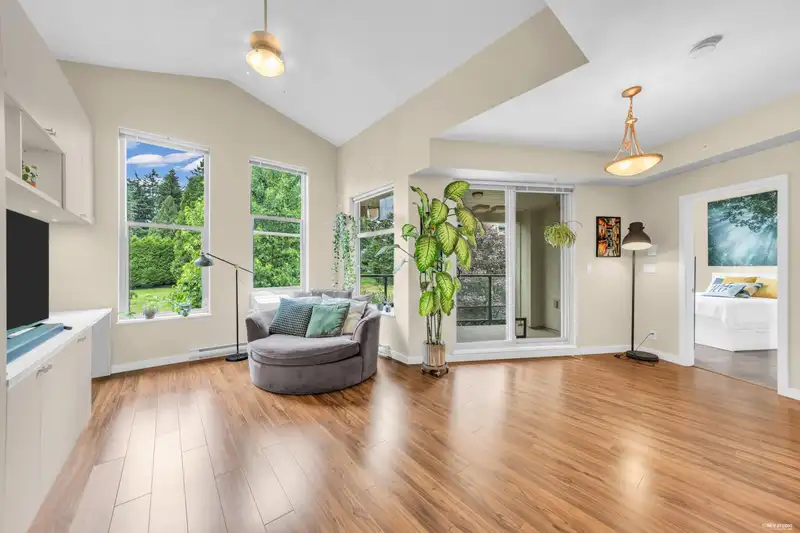 402 265 ROSS DRIVE - photo 3 of 33