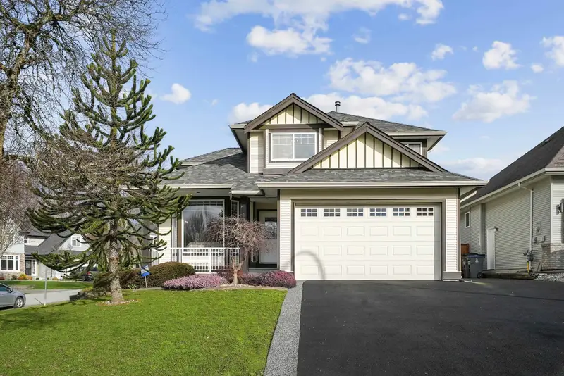 18111 68A AVENUE - photo 1 of 25