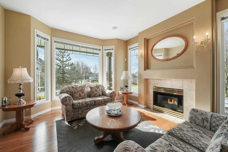 18111 68A AVENUE - photo 3 of 25