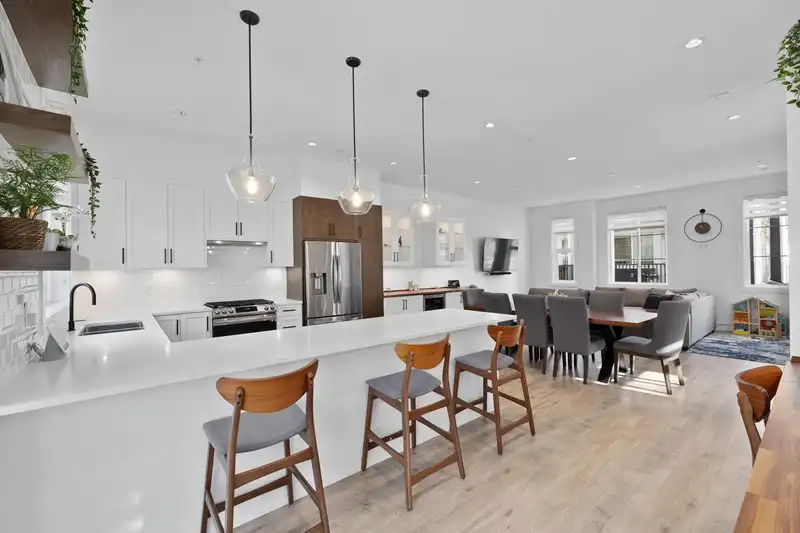 6 20321 80 AVENUE - photo 2 of 34
