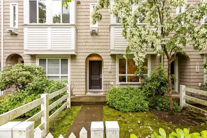 122 2418 AVON PLACE - photo 3 of 31