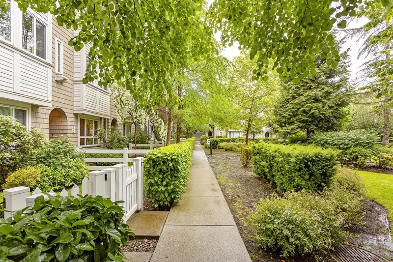 122 2418 AVON PLACE - photo 4 of 31