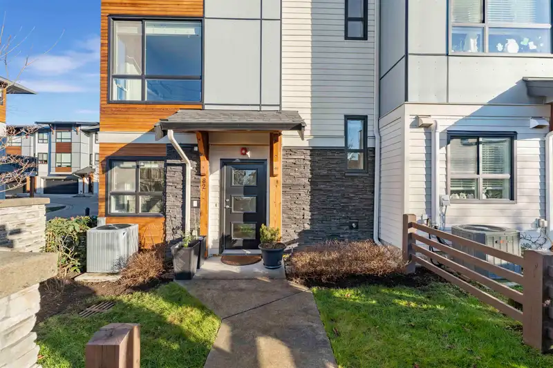 82 8508 204 STREET - photo 2 of 40